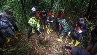 Tim gabungan TNI-Polri bersama aparat terkait menutup lubang tambang emas dalam operasi penertiban penambang emas tanpa izin (PETI) di Kampung Cipanganten, Gunung Pongkor, Bogor, Jawa Barat, Rabu (15/1/2020).