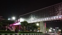 Secara teknis, JPO tersebut telah menjalankan fungsinya sebagai jembatan penghubung antara stadion dan kantor Pemkot yang ramai disinggahi masyarakat hingga fans sepakbola. Sedangkan dari estetika dan keramahan JPO untuk difabel, mungkin masih ada yang perlu disesuaikan kembali untuk kenyamanan bersama (Randy/detikcom)