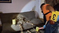 Kabid Humas Polda Jabar Kombes Saptono Erlangga Waskitoroso menjelaskan kerangka manusia itu ditemukan oleh seorang warga bernama Suherman (43). Dia diminta pemilik rumah mengontrol dan membersihkan rumah kosong itu.