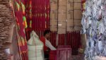 Geliat Perajin Hio yang Mulai Kebanjiran Order Jelang Imlek