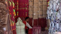 Dalam sehari, industri rumahan ini mampu membuat ratusan batang hio naga berukuran 2 meter dan hio kecil berukuran 50 centimeter.
