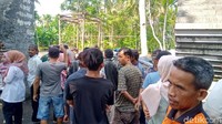 Setelah viral di media sosial dan muncul dalam berbagai pemberitaan di media, Keraton Agung Sejagat semakin hari semakin ramai dikunjungi oleh warga Purworejo dan sekitarnya. Tak sedikit warga yang datang untuk melihat langsung Keraton Agung Sejagat yang tengah ramai diperbincangkan tersebut.
