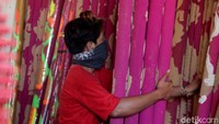 Setelah itu adonan tersebut ditempelkan ke batang bambu yang sudah disiapkan lalu dijemur hingga kering. Setelah kering hio yang berwarna cokelat itu diberi warna lalu dijemur kembali.