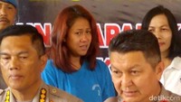 Fanni Aminadia (41) Ratu Keraton Agung Sejagat nampak menangis saat dihadirkan polisi dalam jumpa pers di Mapolda Jateng, Rabu (15/1/2020).