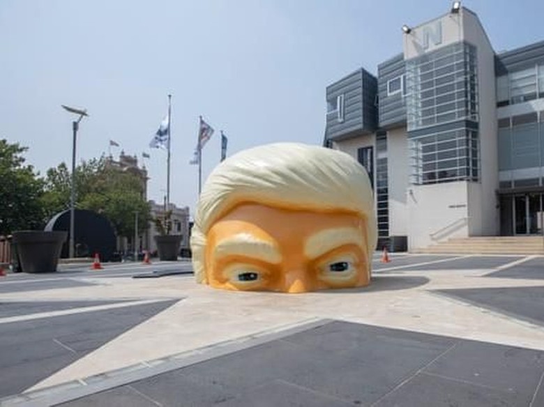 Foto: Istimewa Hiii.. Setengah Kepala Donald Trump Terjebak di Tanah! Foto: Istimewa Hiii.. Setengah Kepala Donald Trump Terjebak di Tanah!