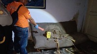 Saat ditemukan, kerangka manusia ini posisinya duduk di sofa sambil ditutup jas hujan. Hingga kini Polisi masih terus menyelidiki kasus tersebut dan Kerangka manusia itu sudah dibawa petugas ke Rumah Sakit Sartika Asih, Bandung.
