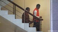Wahyu Setiawan berjalan menaiki tangga untuk menuju ruang pemeriksaan. Dalam kasus ini Wahyu diduga menerima duit Rp 600 juta terkait upaya memuluskan permintaan Harun Masiku untuk menjadi anggota DPR PAW. Duit suap ini diminta Wahyu Setiawan dikelola Agustiani Tio Fridelina (ATF).