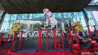 Barongsai dengan lincah menari di hadapan pengunjung.
