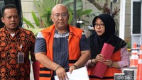 Dalam kasus suap bupati nonaktif Sidoarjo Saiful Ilah KPK menetapkan enam orang tersangka. Bupati nonaktif Sidoarjo Saiful Ilah, Kadis PU, Bina Marga dan SDA Sidoarjo, Sunarti Setyaningsih, PPK di Dinas PU, Bina Marga dan SDA Sidoarjo, Judi Tetrahastoto, dan Kaabag ULP, Sanadjihitu Sangadji ditetapkan sebagai penerima suap.