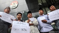 Ray ditemani Jerry Sumampouw sebagai Koordinator Komite Pemilih Indonesia (TePI), Rahmat dari Indonesi Budget Center, Badiul Hadi sebagai Manajer Riset Sekretariat Nasional Forum Indonesia untuk Transparansi Anggaran (FITRA), Kaka Suminta dari Komite Independen Pemantau Pemilu Indonesia, dan Arif Susanto sebagai Analis Politik Exposit Strategic, Arif Susanto.