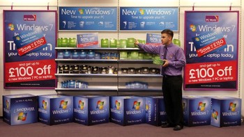 Persiapan sebelum peluncuran Windows 7 di Amerika Serikat, menjelang tanggal 22 Oktober 2009. Foto: Getty Images