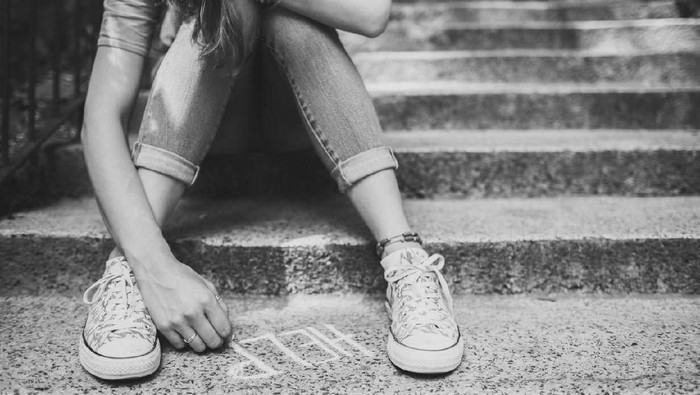 gelisah stres depresi sedih Teenage grl sitting on a staircase outside feeling depressed