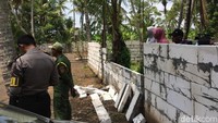 Kabar penangkapan Toto Santoso (42) dan Fanni Aminadia (41) si raja dan ratu Keraton Agung Sejagat, mengundang warga berbondong-bondong mengunjungi istana itu. Akibatnya, tembok Keraton Agung Sejagat di sisi belakang roboh. Jauh Hari Wawan S/detikcom