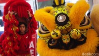 Kelompok kesenian Kong Ha Hong yang menggelar atraksi ini merupakan juara dunia barongsai.