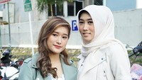 Amanda Caesa dan sang bunda, Dina Risty saat ditemui di studio Trans TV, Kapten Tendean, Jakarta Selatan.  Foto: Noel/detikFoto