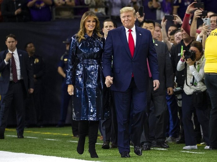 Ibu Negara AS Melania Trump saat mendamping Presiden Donald Trump di pertandingan football di New Orleans, AS, Senin (13/1/2020). (Foto: AP Photo/ Evan Vucci) Ibu Negara AS Melania Trump saat mendamping Presiden Donald Trump di pertandingan football di New Orleans, AS, Senin (13/1/2020). (Foto: AP Photo/ Evan Vucci)