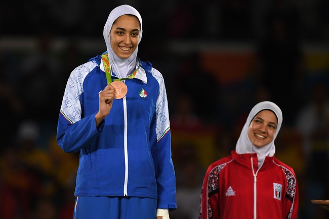 Ia mengukir sejarah. Kimia Alizadeh yang kala itu berusia 18 tahun menjadi perempuan pertama dari Iran yang memenangkan medali dalam sejarah Olimpiade. (Foto: Laurence Griffiths/Getty Images)