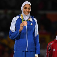Ia mengukir sejarah. Kimia Alizadeh yang kala itu berusia 18 tahun menjadi perempuan pertama dari Iran yang memenangkan medali dalam sejarah Olimpiade. (Foto: Laurence Griffiths/Getty Images)