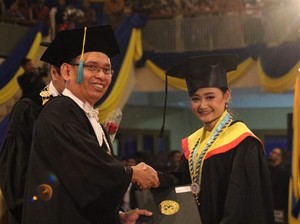 Kisah Inspiratif Wisudawan Terbaik di Unair Surabaya yang Dulunya Pengamen