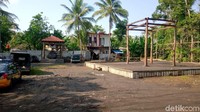 Bangunan itu kini dijaga dan dipasangi garis polisi. Warga termasuk awak media dilarang masuk ke dalam area keraton yang ada di Purworejo itu.