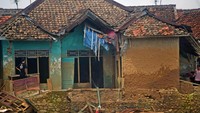 Aliran listrik yang masih padam dua pekan usai banjir bandang menerjang kawasan di Lebak, Banten, tersebut, membuat pompa air tak bisa beroperasi. Warga pun kini kesulitan untuk mendapatkan air bersih. Antara Foto/Asep Fathulrahman.