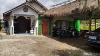 Ada beberapa kendaraan yakni sebuah mobil dan beberapa sepeda motor yang terparkir di depan kontrakan itu. 