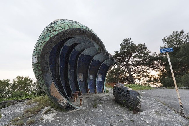 Sayangnya halte-halte unik yang tidak biasa ini terlihat terbengkalai dan harus mendapat banyak renovasi. Lihat saja foto halte ini. Jadi sedikit terlihat menyeramkan ya? Foto: dok. bored panda