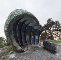 Sayangnya halte-halte unik yang tidak biasa ini terlihat terbengkalai dan harus mendapat banyak renovasi. Lihat saja foto halte ini. Jadi sedikit terlihat menyeramkan ya? Foto: dok. bored panda