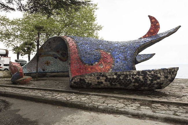 Halte bus unik ini didesain oleh seorang arsitek, pematung, sekaligus pelukis bernama Zurab Tsereteli. Zurab mengaku mendapatkan inspirasinya dari Laut Mati. Tidak heran sebagian besar karyanya menyerupai cangkang kerang. Foto: dok. bored panda