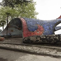 Halte bus unik ini didesain oleh seorang arsitek, pematung, sekaligus pelukis bernama Zurab Tsereteli. Zurab mengaku mendapatkan inspirasinya dari Laut Mati. Tidak heran sebagian besar karyanya menyerupai cangkang kerang. Foto: dok. bored panda