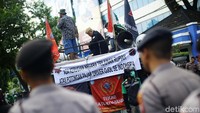 Polisi mengamankan aksi ini.