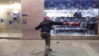Demonstran menghancurkan jendela sebuah bank saat demonstrasi menentang krisis ekonomi yang berlanjut di Beirut, Lebanon.