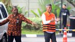 Diperiksa Perdana, Wahyu Setiawan Pakai Rompi Tangkapan KPK