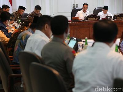 Jokowi Kumpulkan Menteri Bahas UU Omnibus Law