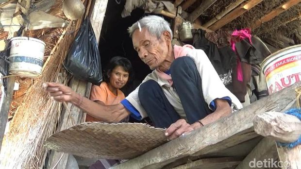 Miris! Pasutri Lansia Hidup di Gubuk Reyot Dekat Kantor Bupati Mamasa