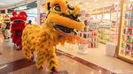 Aksi Barongsai Jelang Imlek di Pusat Perbelanjaan