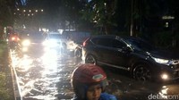 Dari pantauan detikcom jalanan yang tergenang bervariasi. Antara 10 cm hingga 30 cm.
