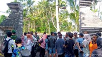 Karena penasaran, warga pun silih berganti berdatangan ke lokasi untuk melihat langsung keberadaan kerajaan baru tersebut. Mereka mengetahui informasi terkait keraton itu dari pemberitaan media yang kemudian viral di media sosial.