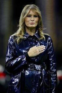 Coat Rp 27 Juta Melania Trump Picu Perdebatan, Warna Hitam atau Biru?