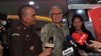 Beberapa kali dia terlihat tertawa saat dicecar pertanyaan oleh wartawan.
