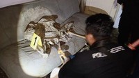 Kerangka manusia ditemukan di sebuah rumah di Kompleks Sukamenak Indah, Blok I 61 RT 06 RW 04 Desa Sayatu, Kecamatan Margahayu, Kabupaten Bandung, Jawa Barat, Selasa (14/1) malam. Saat ditemukan, posisi kerangka sedang duduk di sofa. Jasad manusia itu sudah berbentuk tulang belulang.