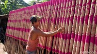 Hio atau dupa dipercaya warga keturunan Tionghoa sebagai penghubung atau pengantar agar doa mereka bisa sampai kepada Sang Pencipta. Doa semakin didengar bila hio semakin harum baunya. Jadi tidak heran apabila ada aroma hio yang sangat beragam.