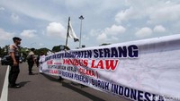 Aksi ini mendapat penjagaan dari aparat kepolisian.