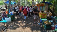 Pantauan di lokasi, warga yang penasaran dengan kemunculan Keraton Agung Sejagat ramai-ramai mendatangi Dusun Pogung, Desa Jurutengah, Kecamatan Bayan, Kabupaten Purworejo. Bukan hanya warga sekitar, ada juga yang berasal dari luar Purworejo.