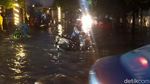 Jalan dr Soetomo Tergenang, Puluhan Motor Mogok