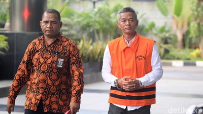 Diperiksa Perdana, Wahyu Setiawan Pakai Rompi Tangkapan KPK