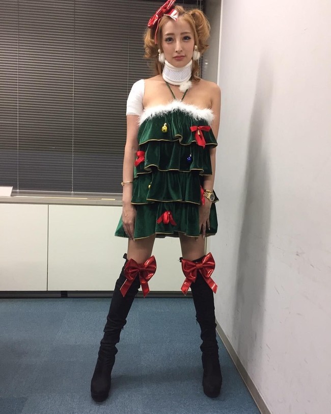 Lalu, apa gunanya menikah dengannya? Dia hanya menipu saya untuk menandatangani surat-surat, kata Kato Sari yang tak terima suaminya jatuh miskin. Foto: Instagram