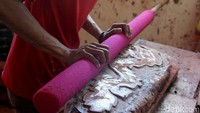 Selanjutnya hio yang sudah berwarna itu diberi ukiran naga, bahan untuk ukiran naga ini juga sama dengan bahan membuat hio, bahan ini dimasukan ke dalam cetakan lalu pekerja tinggal menempelkan cetakan berbentuk naga tersebut ke hio.