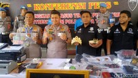 Dengan tangan yang terborgol, Fanni mencoba menyeka air mata, kemudian seorang Polwan berbaju putih menghampirinya. Ketika sesi foto tersangka dan barang bukti, polisi membalikkan badan dua tersangka itu. Toto dan Fanni ditangkap polisi pada Selasa (14/1) petang di Purworejo setelah ulah mereka mendirikan Keraton Agung Sejagat membuat resah masyarakat. Keduanya kini resmi ditetapkan menjadi tersangka.