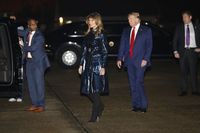 Coat Rp 27 Juta Melania Trump Picu Perdebatan, Warna Hitam atau Biru?